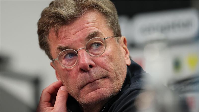  Trainer Dieter Hecking vom VfL Wolfsburg. 