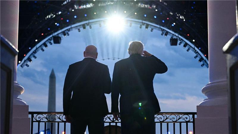  UFC-Boss Dana White und US-Präsident Donald Trump verfolgen den Jet-Überflug Seite an Seite vom Weißen Haus aus. 