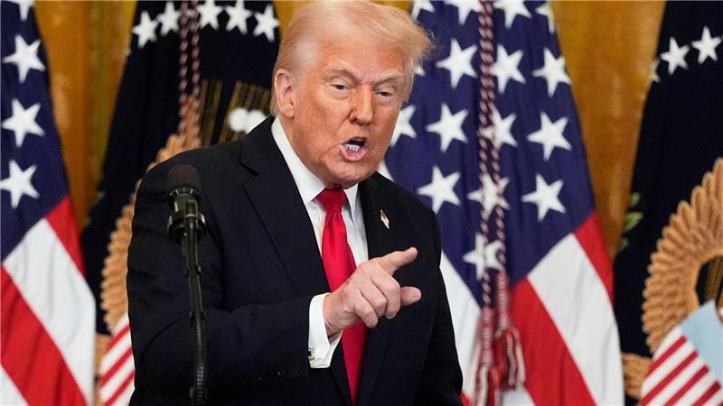 Pentagon-Chef wegen Geheimchat-Affäre unter Druck US-Präsident Trump nimmt Hegseth in Schutz.