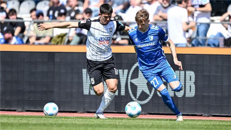  Ulms Aaron Keller (l) in Aktion gegen Magdeburgs Philipp Hercher.