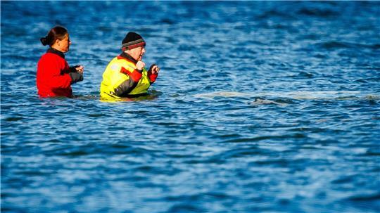  Umweltminister Till Backhaus war auch am Sonntag wieder direkt am Wal.