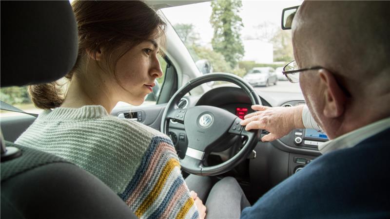 Tipps und Tricks: So lässt sich beim Führerschein sparen Unterricht am Steuer: Auch wer Schule nicht so mag - in der Fahrschule passt man besser konzentriert auf, das spart am Ende auch Geld.