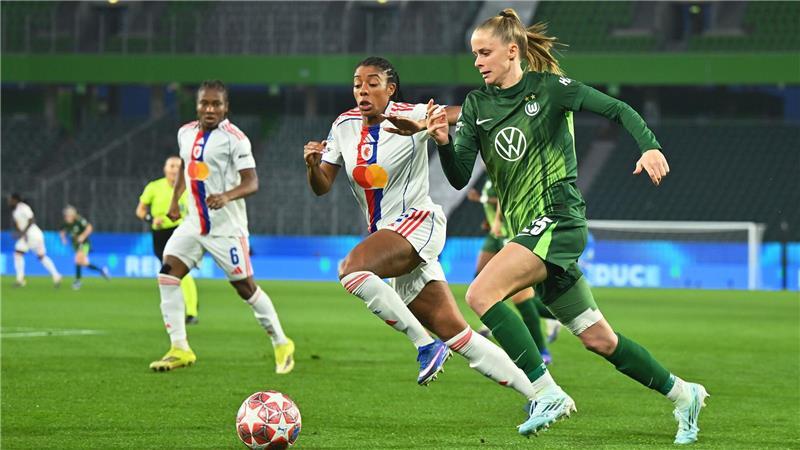  Vivien Endemann (r) wurde als besten Spielerin der Partie ausgezeichnet. 