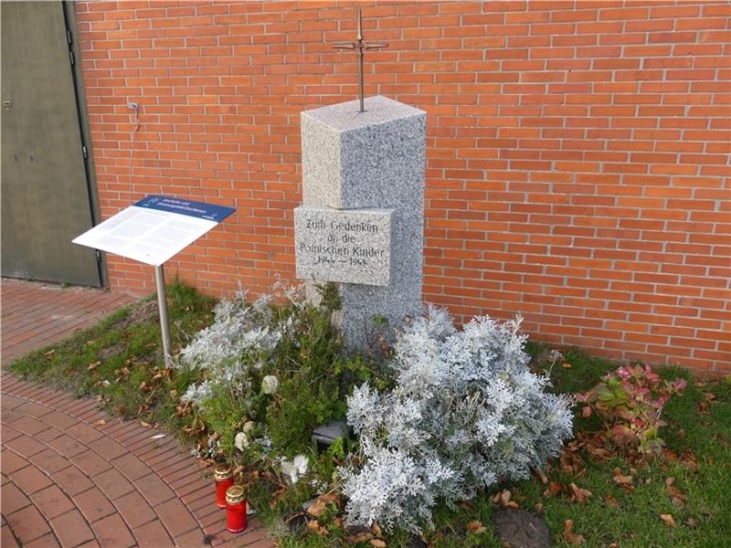 „ Zum Gedenken an die polnischen Kinder“ steht auf dem Stein: Auf dem Friedhof in Drochtersen erinnert bereits eine Gedenktafel an die jungen NS-Opfer, die im sogenannten „Kinderheim“ in Nindorf totgepflegt wurden. SPD/Piraten wünschen sich