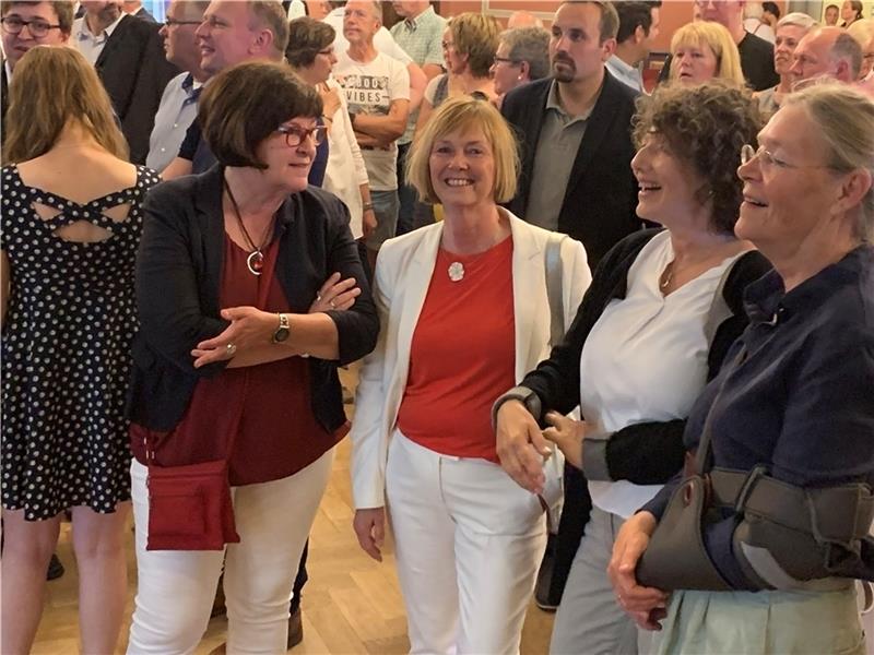 ... während Silvia Nieber (Dritte von rechts) das Ergebnis im Kreise ihrer SPD-Frauen entgegennimmt.
