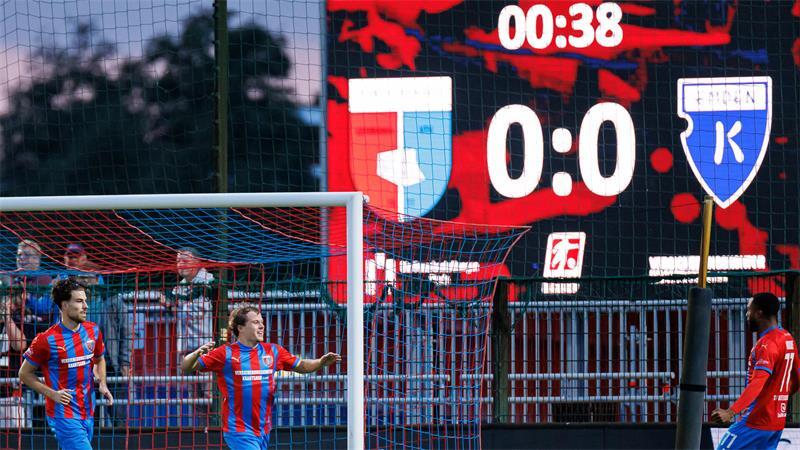 D/A-Walze mit Spielwitz und ein angestachelter Stürmer mit Willen 0:0? Nein, Tor: Nach weniger als 40 Sekunden erzielte Tom Sanne (Mitte) schon das 1:0 nach einer Flanke von Dominique Ndure (rechts).