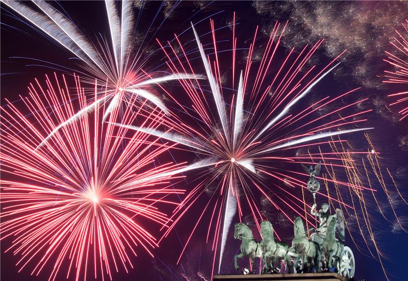 01.01.2018, Berlin: Ein Feuerwerk ist während Deutschlands größter Silvesterparty hinter dem Brandenburger Tor zu sehen. Wegen der Corona-Pandemie sollen die Thüringer in diesem Jahr ganz auf das Abbrennen von Raketen und Böllern verzichten.  Foto: Ralf Hirschberger/dpa
