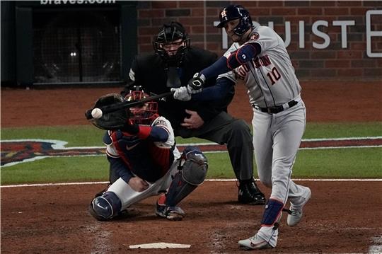 01.11.2021, USA, Atlanta: Baseball: World Series, Atlanta Braves - Houston Astros, 5. Spiel: Yuli Gurriel (l) von den Houston Astros schlägt während des fünften Innings in Spiel 5. Foto: John Bazemore/AP/dpa +++ dpa-Bildfunk +++