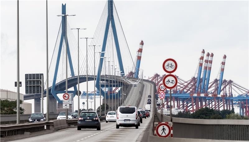 02.10.2021, Hamburg: Autos fahren über die Köhlbrandbrücke im Hamburger Hafen. Sie wird aus baulichen Gründen durch einen Tunnel ersetzt, der bis 2034 fertig sein soll. Foto: Markus Scholz/dpa +++ dpa-Bildfunk +++