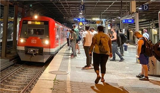 0.28 Uhr: Andrang auf Gleis 4. Die nächste S 3 fährt erst 40 Minuten später – und dann ist für drei Stunden Ruhe auf den Gleisen.