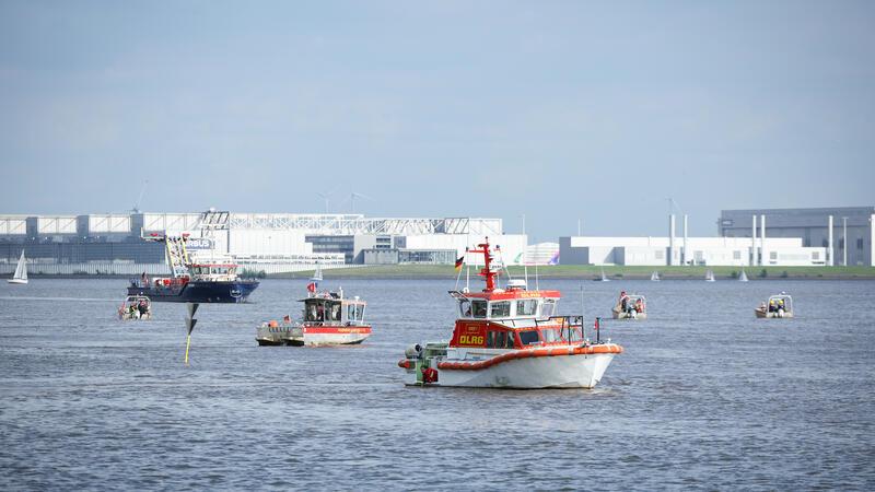 Suche nach vermisster Zehnjähriger in der Elbe eingestellt 08.08.2024, Hamburg: Einsatzkräfte der Feuerwehr, Polizei DLRG und anderen Organisationen suchen nach einem vermissten Kind in der Elbe am Falkensteiner Ufer.