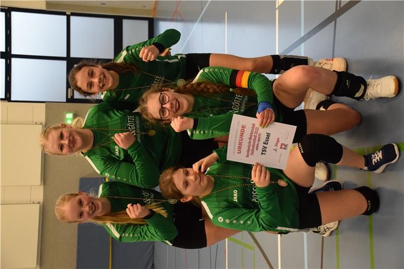 Deutscher Meister: TSV Essel feiert Riesenerfolg 0845 - Lina Schomaker, Sarah Bardenhagen, Valea Meyn (h.v.l.) Leni Sondern, Mara-Sophie Bartsch (v.v.l) . Foto: Bartsch