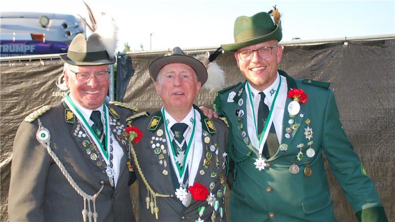 1. Bestmann Johann Allers (links), Vizekönig Helmut Heins und 2. Bestmann Kajus Luhmann (rechts).