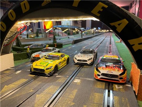 10 bis 16 Sekunden brauchen die Slotcars für eine Runde über die 80 Meter lange Strecke. Das Durchschnittstempo beträgt rund 25 Stundenkilometer.