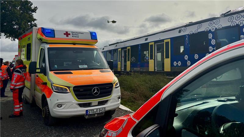 Rettungskräfte am Einsatzort in Kutenholz. 