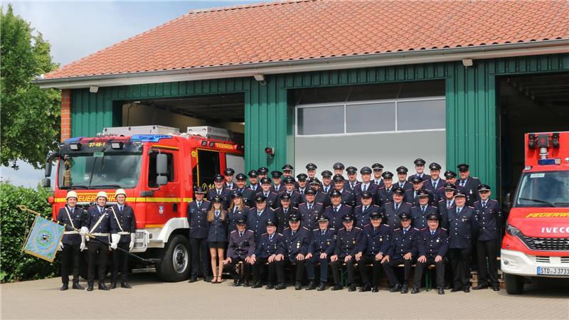 100 Jahre Ortsfeuerwehr Borstel: Alle Mitglieder versammeln sich vor dem Gerätehaus in an der Yachthafenstraße in Neuenschleuse.