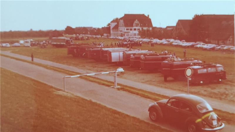 100 Jahre Ortsfeuerwehr Borstel: Jubiläumsfeier im Jahr 1976 vor dem Kirschenland, der alte Deich und der Hafen wichen nach der Sturmflut 1962.