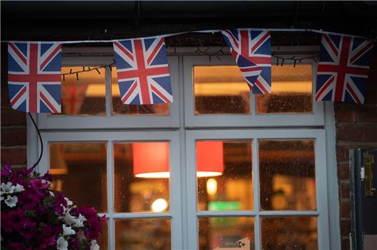 100 Männer sollen in einem Biergarten in London Gäste angegriffen haben. Symbolfoto: dpa