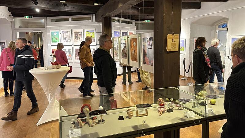 Cartoonist Tetsche aus Steinkirchen zeigt 100 Bilder in der Burg zu Hagen 100 Tetsche-Bilder und einige seiner Rebusse und Kuriositäten sind in der Burg zu Hagen im Bremischen ausgestellt.