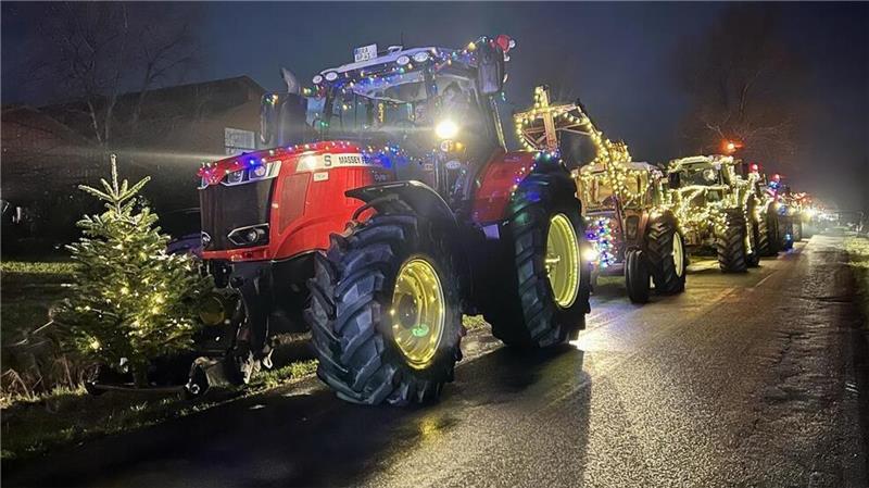 Trecker-Lichterfahrt begeistert und hilft in der Wesermarsch 100 festlich geschmückte Trecker zogen durch die Wesermarsch und sorgten mit bunten Lichtern und weihnachtlicher Musik für staunende Gesichter. Die Lichterfahrt „Ein Funken Hoffnung“ brachte nicht nur Kinderaugen zum Strahlen.