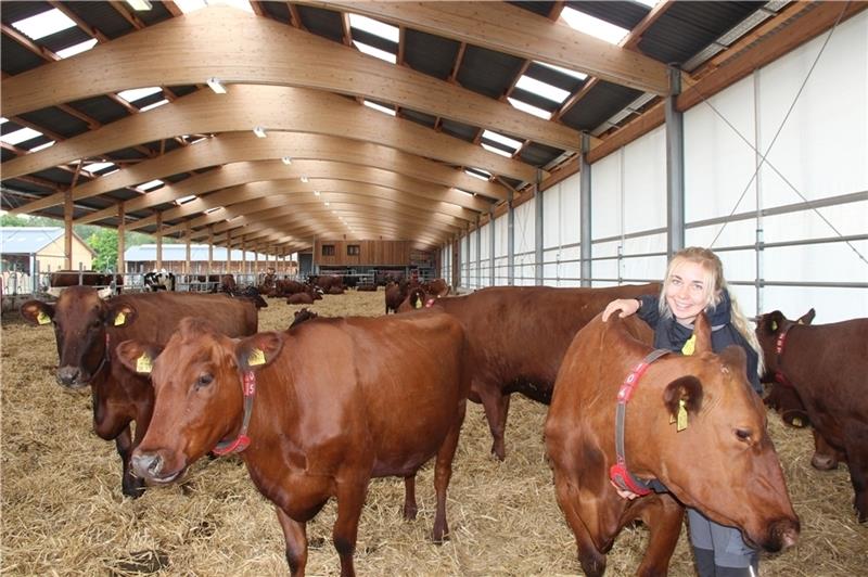 100 mal 20 Meter misst der neue Strohstall, in dem die Milchkühe des Landhofs stehen. Hauschilds Tochter Lea Hauschild studiert ökologische Landwirtschaft und arbeitet bereits auf dem Landhof mit. Dort schmust sie auch gern mal mit ihrer Li