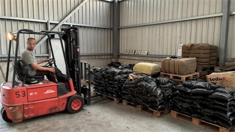 Vor Sturmflut-Saison im Alten Land: Helfer schwitzen in der Sandsack-Kette 1000 Sandsäcke liegen gefüllt im Lager, 40.000 leere Säcke liegen auf Paletten des Deichverbandes der I. Meile Altenlandes parat.
