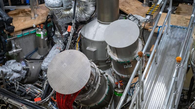 1000 Tonnen wiegt die Forschungsanlage „Wendelstein 7-X“. Investitionen, Betriebs- und Personalkosten sowie laufende Kosten summieren sich auf über eine Milliarde Euro.