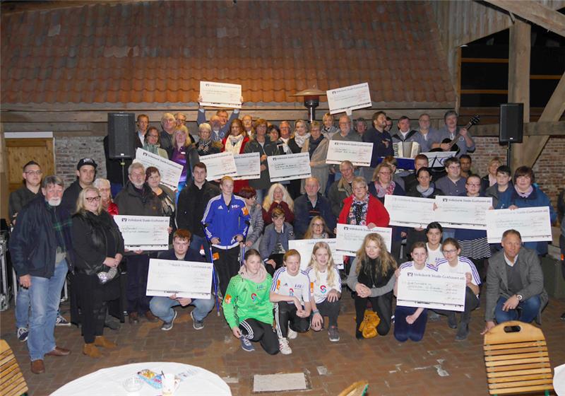 10.000 Euro sammelte die Initiative „...fair geht vor!“ für Vereine aus der Region . Überreicht wurden die Spenden in der Kulturscheune. Foto: Umland