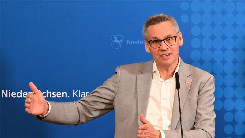 10.000 Jobs in der Industrie gingen derzeit monatlich in Deutschland verloren, warnt IG-Metall-Bezirkschef Gröger.