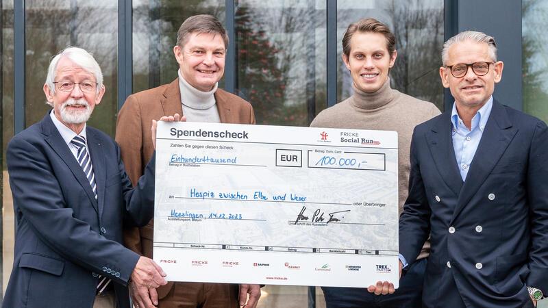 Fricke Gruppe unterstützt Hospiz in Bremervörde mit 100.000 Euro 100.000 Euro für das Hospiz in Bremervörde: Hans-Peter Fricke und Adrian Fricke überreichen den symbolischen Spendenscheck an Pastor Carsten Stock und Ludwig Most. (von rechts).