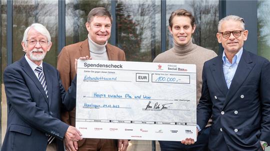 100.000 Euro für das Hospiz in Bremervörde: Hans-Peter Fricke und Adrian Fricke überreichen den symbolischen Spendenscheck an Pastor Carsten Stock und Ludwig Most. (von rechts).