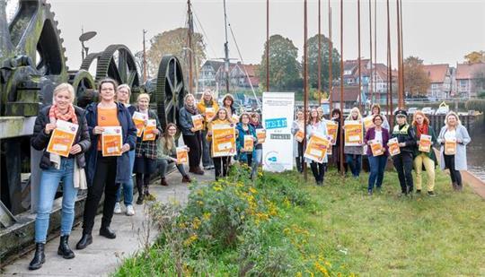 100.000 orange bedruckte Papiertüten mit Notrufnummern gegen häusliche Gewalt: Das ist die Aktion des Netzwerks gegen häusliche Gewalt.