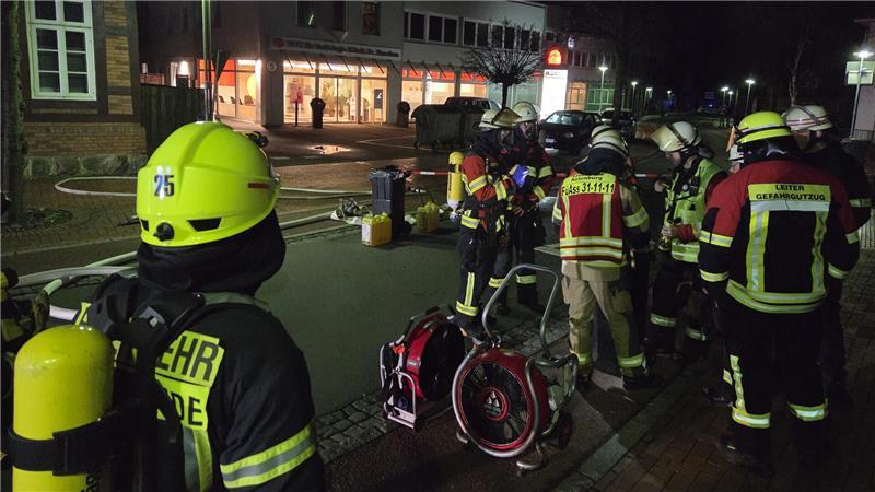 103 Feuerwehrleute und 34 Einsatzkräfte des Rettungsdienstes waren in Rotenburg im Einsatz.