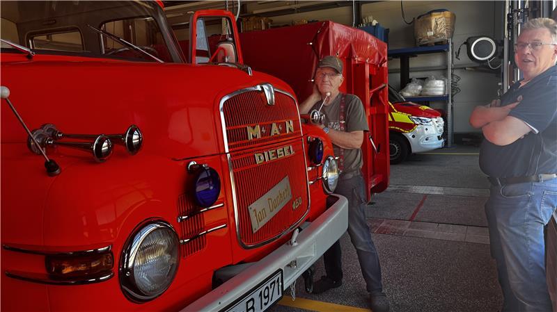 104 Jahre Feuerwehrerfahrung blicken in die Kamera: Harry Rathjens (Mitte) ist seit 50 Jahren bei der Bützflether Feuerwehr, Ronald Rieger (rechts) seit 54 Jahren.