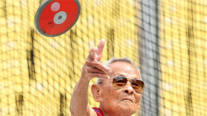 106-jähriger Thailänder stellt Weltrekord im Diskuswurf auf