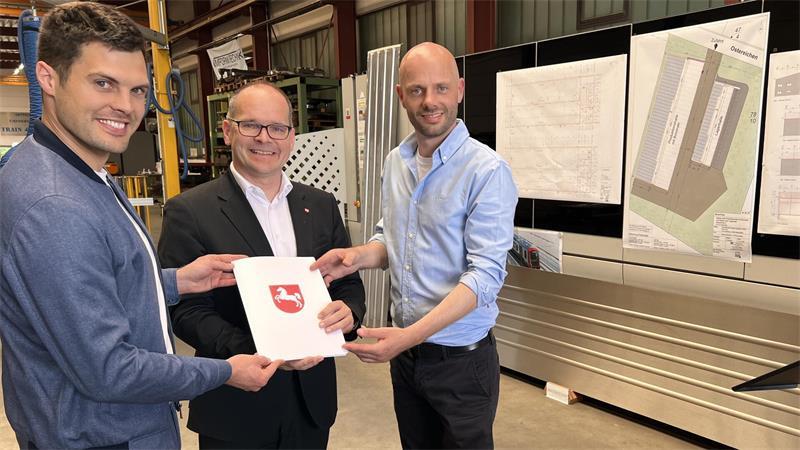 Hidden Champion: Dieses Unternehmen aus Stade ist europaweit führend 1,1 Millionen Euro übergab Minister Tonne an Hilko Ruhr (rechts) und Sören Richter (links). Rechts an der Wand hängen die Neubaupläne für Hammah.