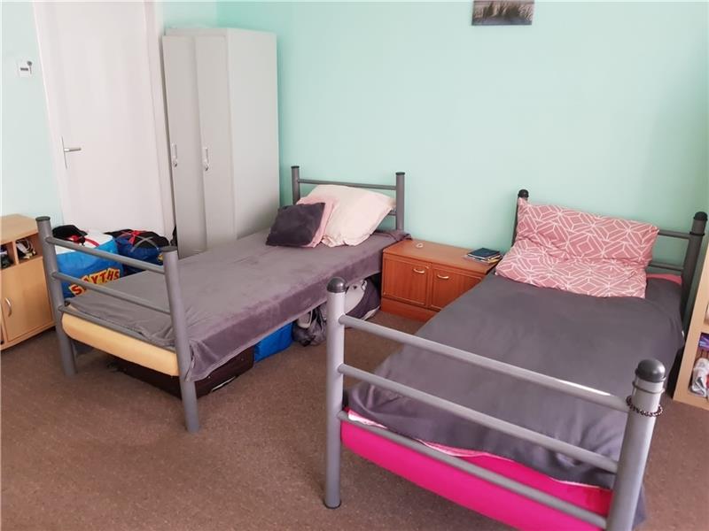 1.100 Euro sollten zwei Ukrainerinnen für dieses 20-Quadratmeter-Zimmer in Apensen zahlen. Foto: Schönfeld