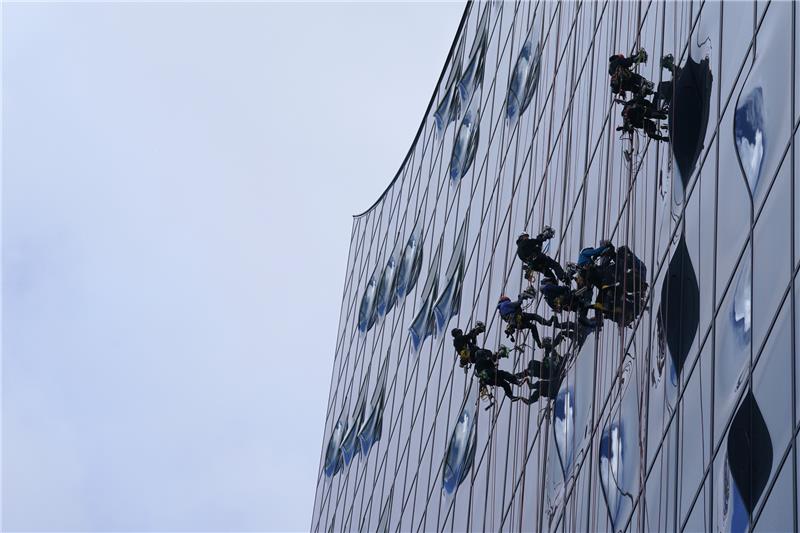 1100 Fenster und Glasflächen werden dreimal im Jahr an der Hamburger Elbphilharmonie gereinigt. Foto: dpa