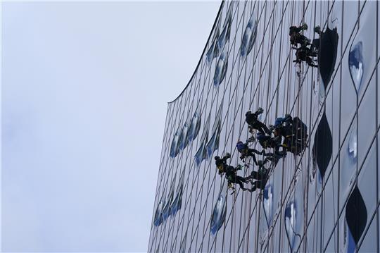 Fensterputzer in schwindelerregender Höhe an der Elbphilharmonie 1100 Fenster und Glasflächen werden dreimal im Jahr an der Hamburger Elbphilharmonie gereinigt. Foto: dpa