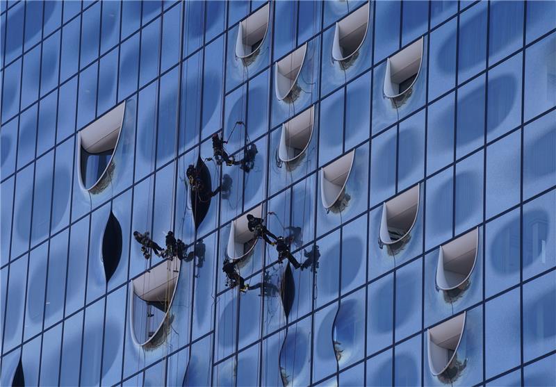 1100 Fenster und Glasflächen werden dreimal im Jahr an der Hamburger Elbphilharmonie gereinigt. Foto: dpa