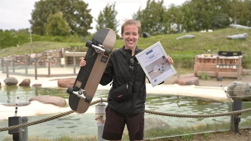 1.100 Kilometer und mehr als 1.700 Euro für die Seehundstation in Friedrichskoog. Mia Djuric ist mit ihrem Skateboard von Oslo zur Seehundstation gerollt - auch, um Spenden zu sammeln. 