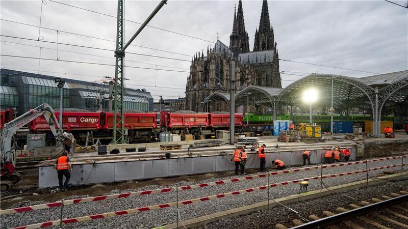 120 Arbeiter haben am Hauptbahnhof neben dem Kölner Dom Gleise und Oberleitungen erneuert. (Archivbild)
