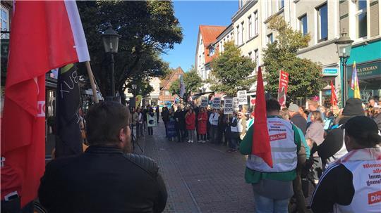 120 Menschen kamen zur Gegen-Demo nach Buxtehude.