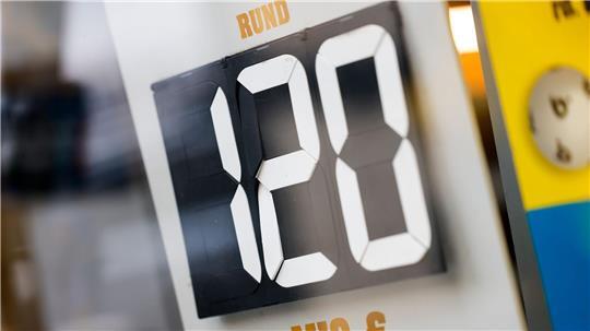 120 Millionen Euro im Eurojackpot steht auf einer Tafel in einer Lotto-Annahmestelle. Im Eurojackpot geht es bei der Ziehung der Gewinnzahlen am Dienstag weiter um 120 Millionen Euro.