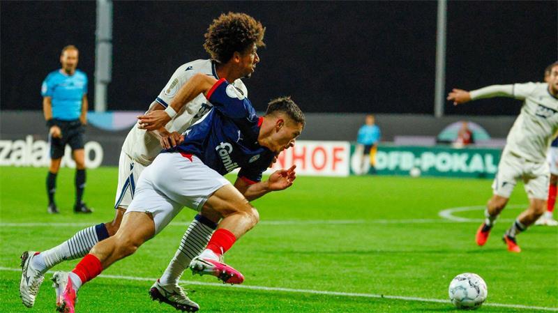 Kiel wirft Hoffenheim in Elfer-Krimi aus dem Pokal 120 Minuten Pokalfight zwischen Holstein Kiel und TSG Hoffenheim.