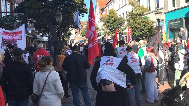 120 Teilnehmer zählten die Veranstalter der Gegen-Demo. Die Polizei bestätigte die Zahl.