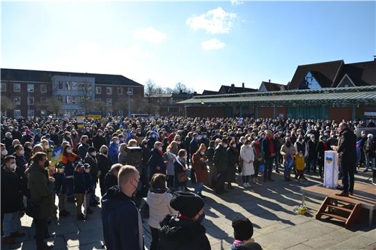 1200 Menschen waren nach übereinstimmenden Aussagen von Polizei und Landkreissprecher auf den Platz Am Sande gekommen, um Solidarität mit der Ukraine zu zeigen. Fotos: Helfferich