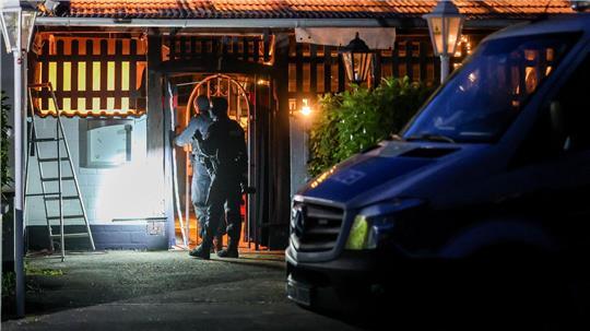 1.200 Polizisten sind bei der Razzia im Einsatz. 