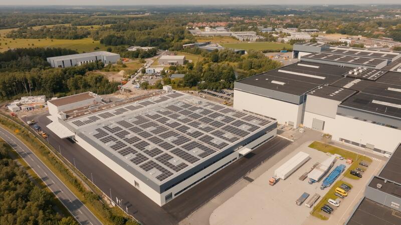 Airbus Stade: Neue Halle mit einem Riesen-Kühlschrank in Ottenbeck 12.000 Quadratmeter Photovoltaikmodule auf dem Dach: Das neue Logistikzentrum bei Airbus in Stade.