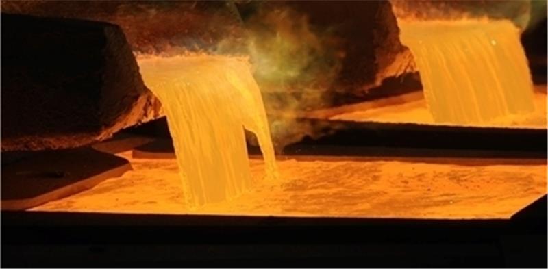 1230 Grad heiß: Am Ende des Schmelzprozesses wird das flüssige Kupfer zu sogenannten Anoden vergossen – jede wiegt knapp 400 Kilogramm. Fotos Aurubis